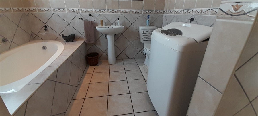 5 Bedroom Property for Sale in Wavecrest Eastern Cape